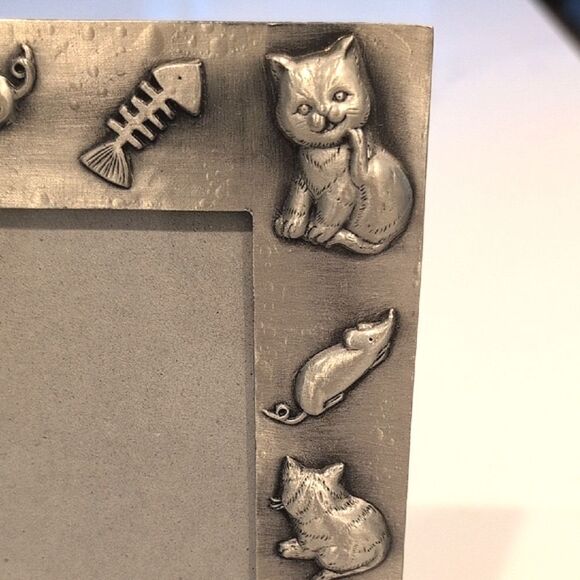 Pewter Tone Cat and Mouse Picture Photo Frame - Picture 3 of 9